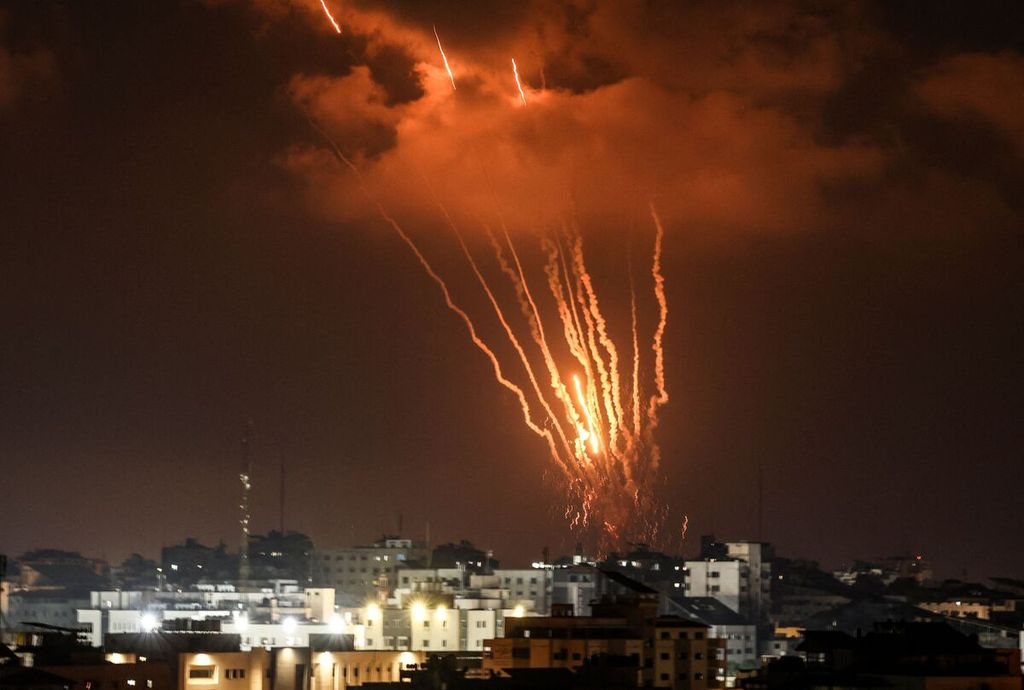 Hantam Roket ke Israel